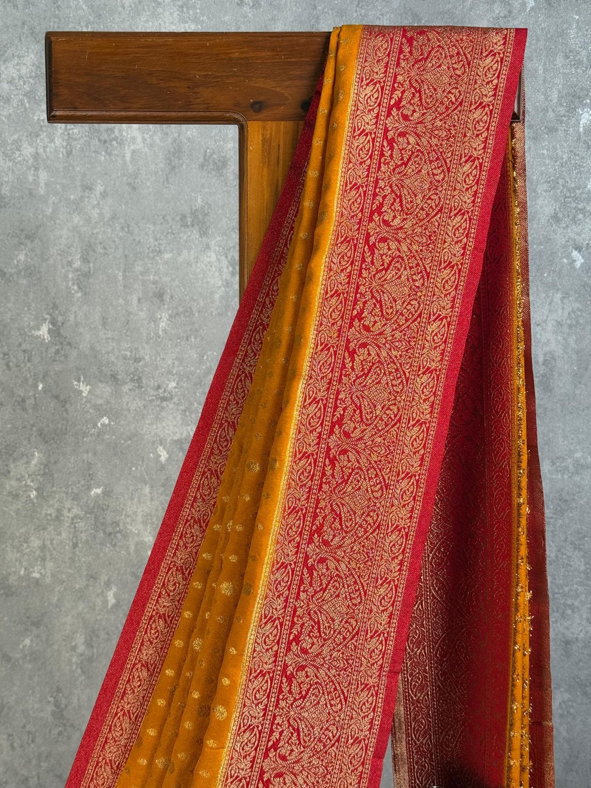 SEMI CREPE GOLD ZARI BANARASI SAREE - Image 2